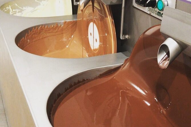 1.5h Belgian Chocolate Workshop in Brussels (bean to bar) - VIP Upgrade: Champagne and the Logo Apron Add-On