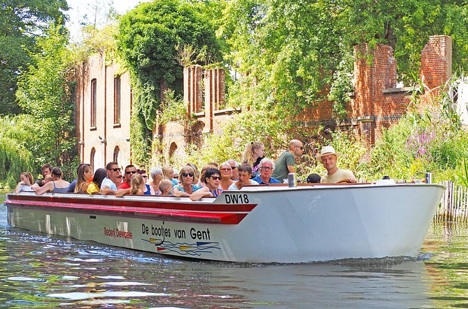 40-Minute Guided boat trip in medieval Ghent - The guide and the multi-language commentary (including English)