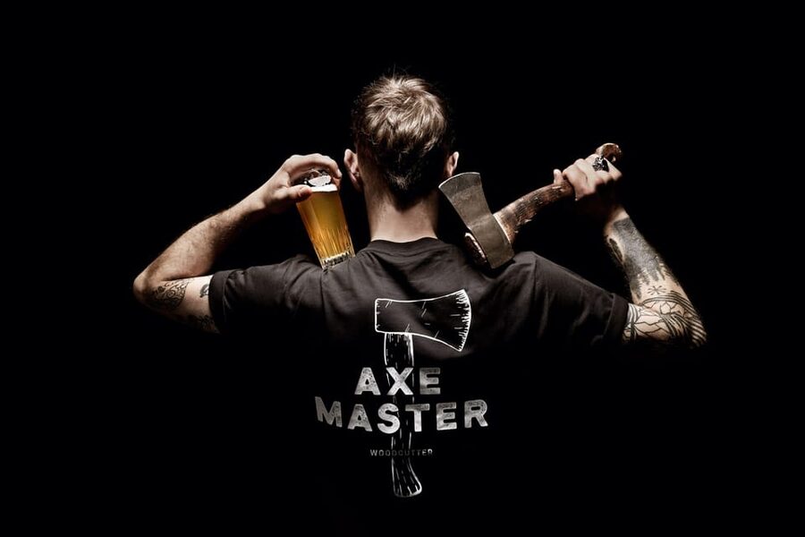 AXE THROWING EXPERIENCE IN ANTWERP - Axe Masters, Coaching in English and Dutch
