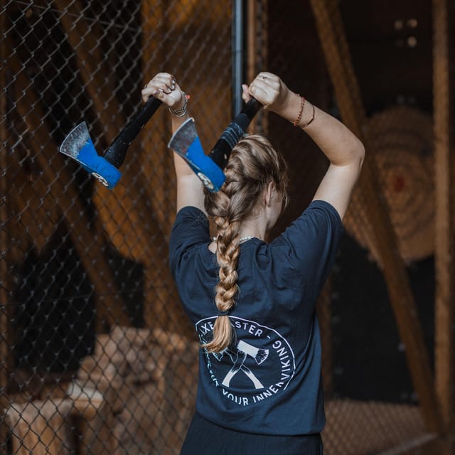 AXE THROWING EXPERIENCE IN ANTWERP - Your 1-Hour Flow: Safety Briefing, Warm-Up, Coaching, Then Games