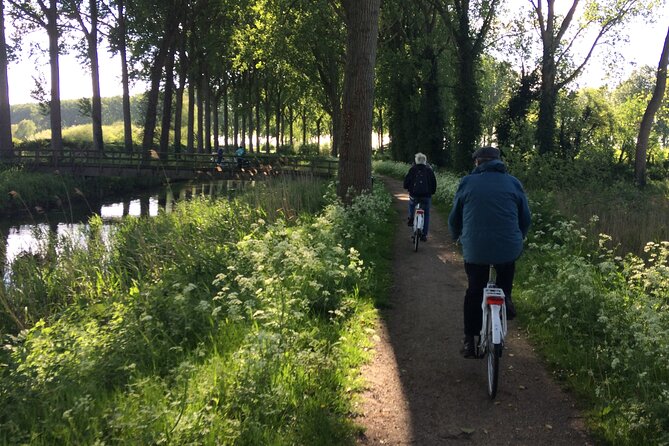 BikeTour Bruges & Damme in Spanish and English - Stop 6, back to Bruges historic center via cobblestones and medieval bridges