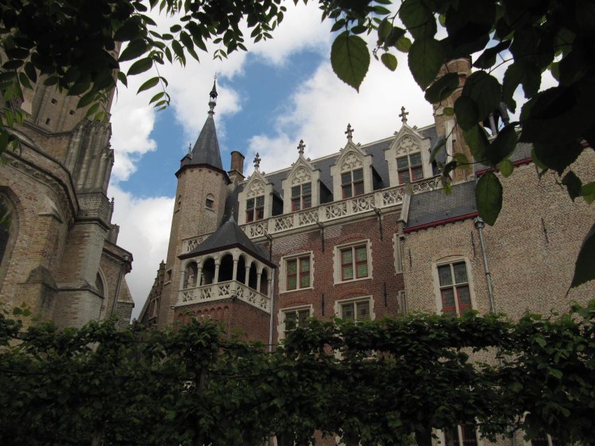 Bruges: 2.5-Hr Walking Tour from train station to Markt - The museum belt: Gruuthuse, Dijver, and the Groeninghe area