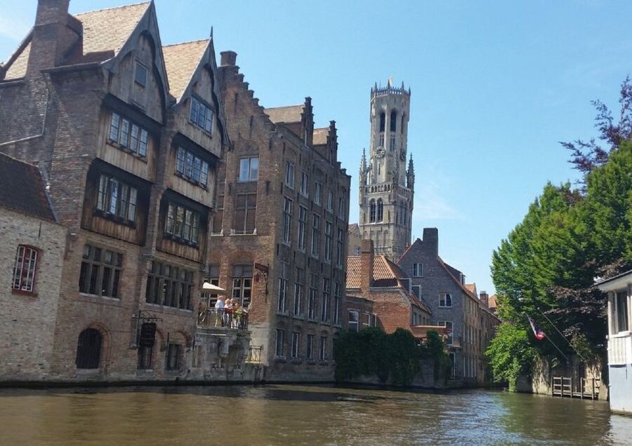 Bruges: 2.5-Hr Walking Tour from train station to Markt - Chocolate, beer, waffles, and fries, plus how to actually use the recommendations