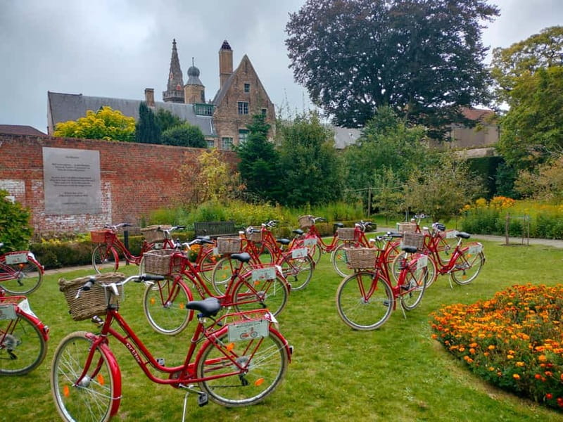 Bruges: Guided Retro Bike Tour of Highlights and Hidden Gems - Gruuthusemuseum and the Markt area: wrapping the highlight loop