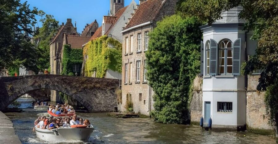 Bruges: Guided Tour & Boat Ride with Optional Beer Tasting - Optional beer tasting of four Belgian beers: worth it, but plan your timing
