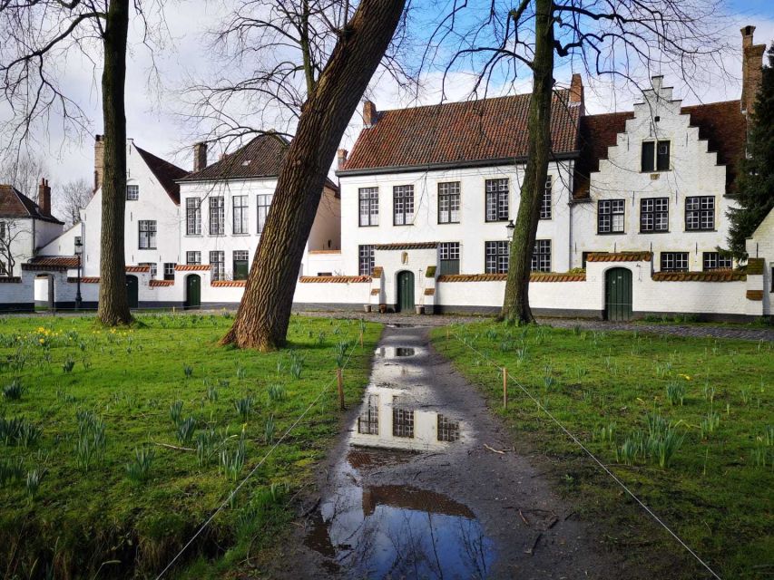 Bruges: Guided Walking Tour - Basilica of the Holy Blood and Grote Markt with Belfort: Finish with the big landmarks