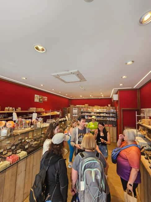Bruges: Private Walking Tour with Beer and Chocolate - Meeting point reality in Bruges: plan to arrive early