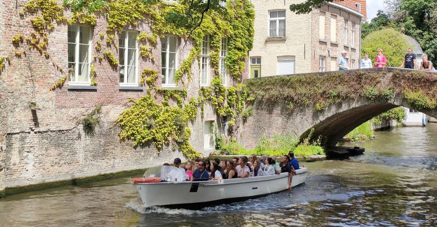 Bruges: Small Group Boat Cruise and Guided Walking Tour - A two-hour Bruges reset: walk, sail, then taste