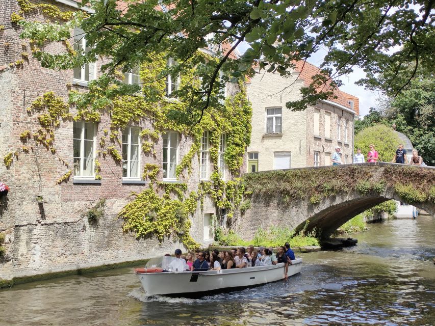 Bruges: Small Group Boat Cruise and Guided Walking Tour - Basilica of the Holy Blood and the courthouse statues: the city’s visual power