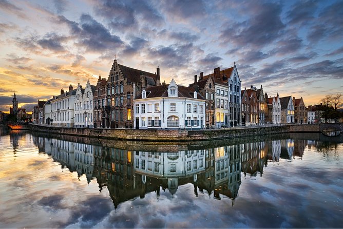 Bruges Walking Tour - Hearing the guide in rain or crowds, and how headphones fit in