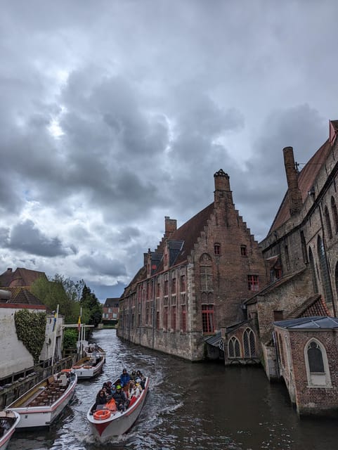 Bruges: Walking Tour with Hot Chocolate & Chocolate Tasting - Markt and Burg Square: your quick launch into Bruges medieval life