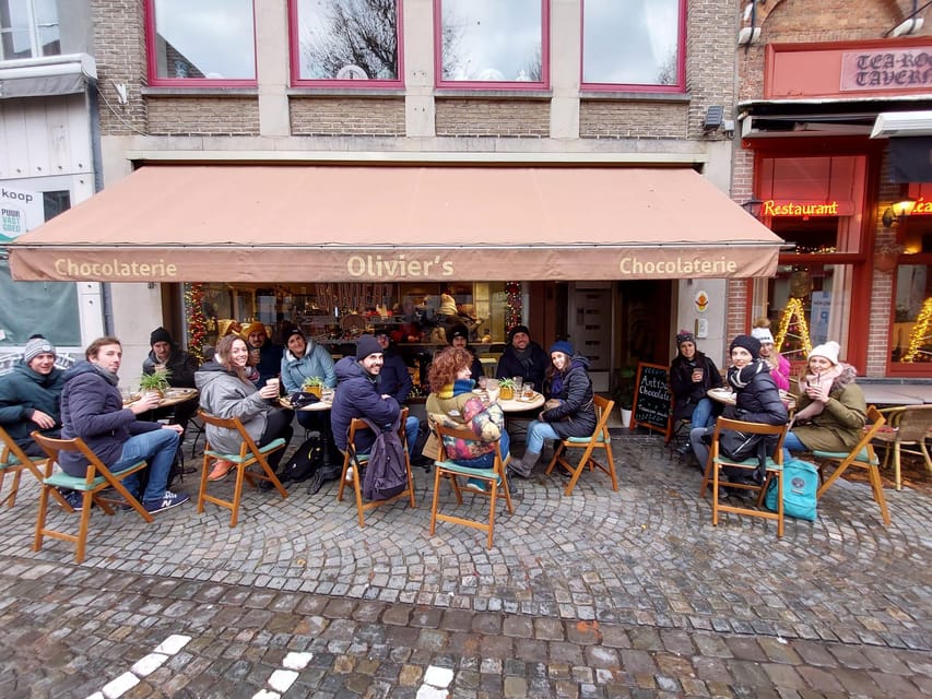 Bruges: Walking Tour with Hot Chocolate & Chocolate Tasting - Meeting at FNAC and spotting your neon guide fast