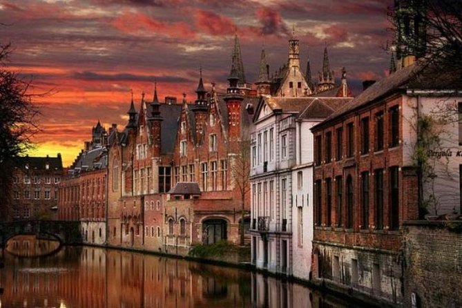 Bruges Walking Tour - Chocolalino and the chocolate lesson, where the tasting is part of the story