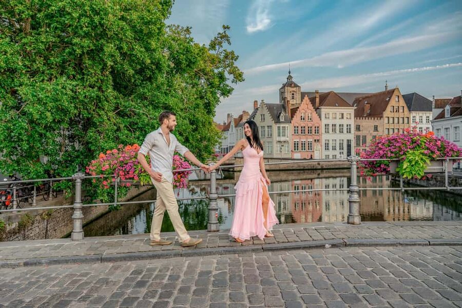 Bruges : Your private 1 hour photoshoot in the medieval city - How a local walk turns into real photos in medieval Bruges