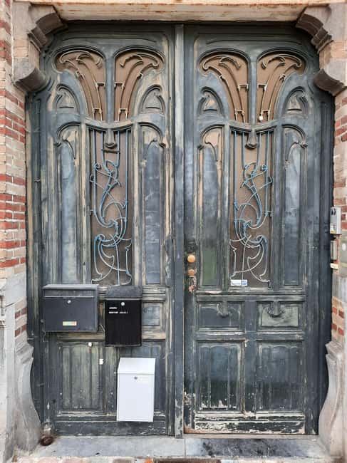 Brussels: 3h Art Nouveau Private Tour with a Local Guide - Square Ambiorix, the “look closer” moment