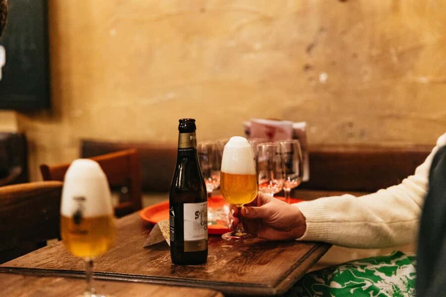 Brussels: Beer Tour with 6 Beers and 3 Chocolate Tastings - Old taverns in tucked-away alleys near Grand Place