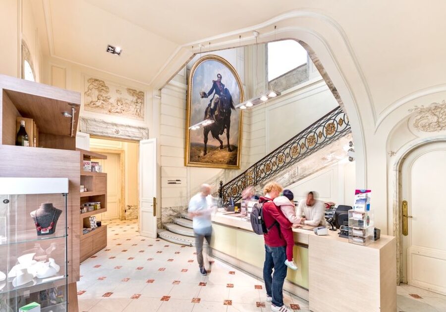 Brussels: BELvue Belgium History Museum Entry Ticket - Using the free audio guide on your phone