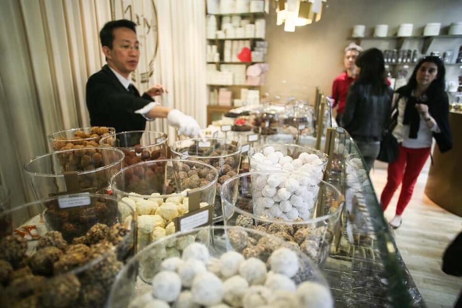 Brussels: Chocolate Appreciation and Tasting Walking Tour - Meeting point in the Royal Galleries of Saint Hubert, and how the 2-hour rhythm works