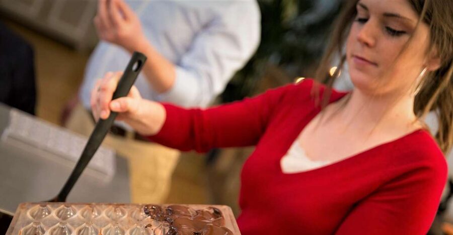 Brussels: Chocolate Workshop and Guided Walking Tour - Grand Place Start, Easy-to-Find Meet-Up, and Staying On Time