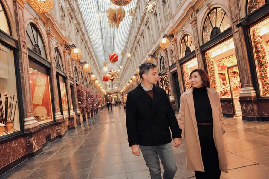 Brussels City Photoshoot With a Professional Photographer - Galleries royales Saint-Hubert: portraits under covered light
