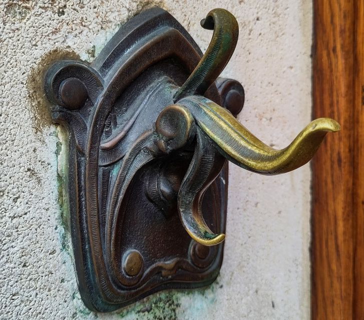 Brussels: Fall and Rise of Art-Nouveau Guided Tour - Getting oriented at Horta Metro, and why the starting spot matters