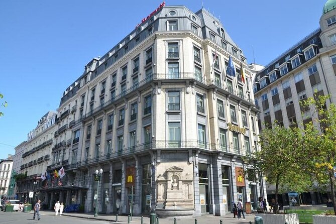 Brussels Food Tour: 10 Tastings of Waffles, Beers, Fries & More - Stop 2: Herman Van Dender, Strawberries, and the Grand Place Story Thread