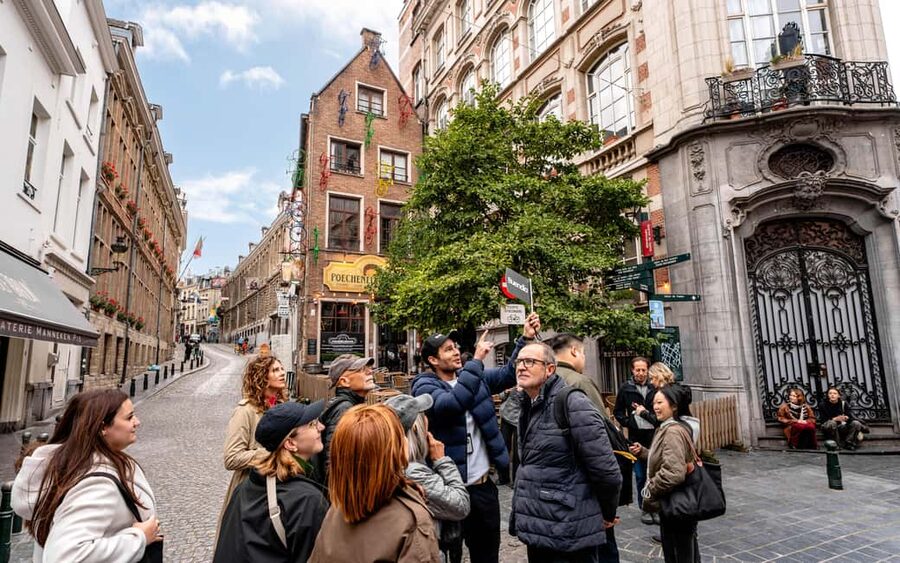 Brussels: Guided Walking Tour with Optional Beer Tasting - Guides and Group Feel: What You’ll Likely Get in English