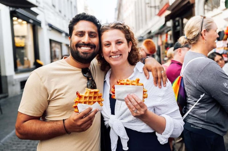 Brussels: Historical Tour with Chocolate & Waffle Tasting - Finding the Red and Green Umbrella at Brussels City Hall