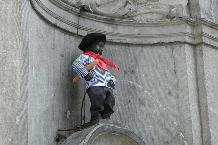 Brussels Must-See Attractions Walking Tour - Manneken Pis: why the infamous statue is also lovable