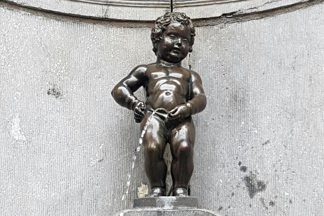 Brussels Old City’s Highlights Walking Tour - Manneken Pis and the 1,000 Costume Detail