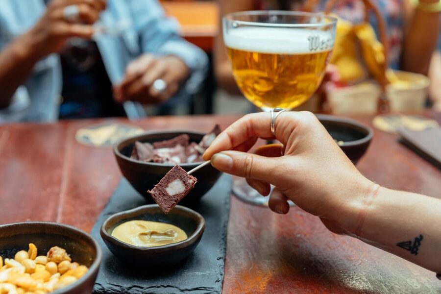 Brussels: Private Food Tour - 10 Tastings with Locals - City stops that matter: La Bourse, Saint-Géry, and the Culs-de-sac