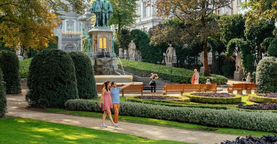 Brussels: Private Tour w/ Locals – Highlights & Hidden Gems - Meeting at Cafe Archipel by Marché aux poulets, then getting moving