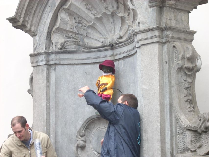 Brussels: Sightseeing Bike Tour - Helmets, Language, and Who This Tour Fits Best
