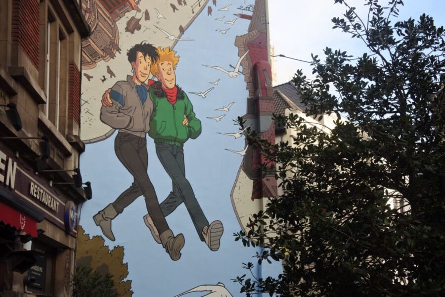 Brussels: The comic book walls walking tour - Smurfs in the center, and why you should not rush past it