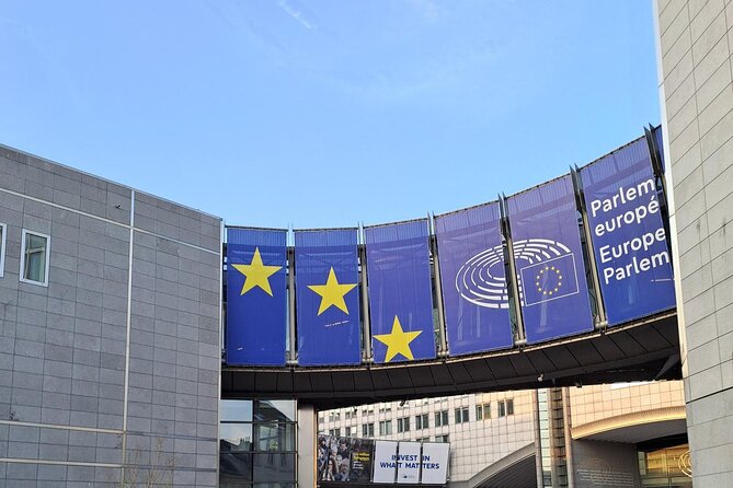 Brussels Tootbus before night sightseeing tour - Parc du Cinquantenaire and independence symbolism
