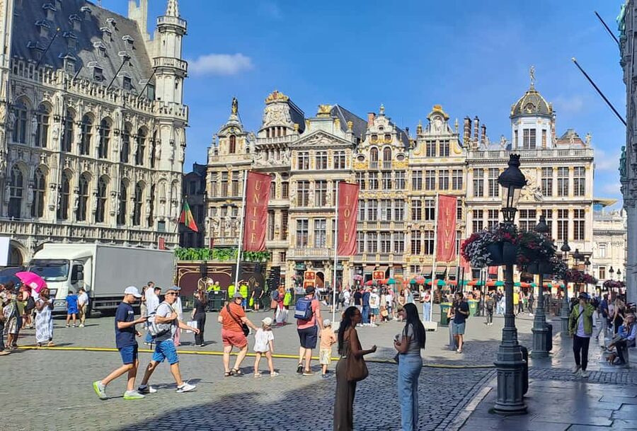Brussels: Walking Food Tour with Chocolate, Beer, & Waffles - Between bites: the old-town sights that keep the walk interesting