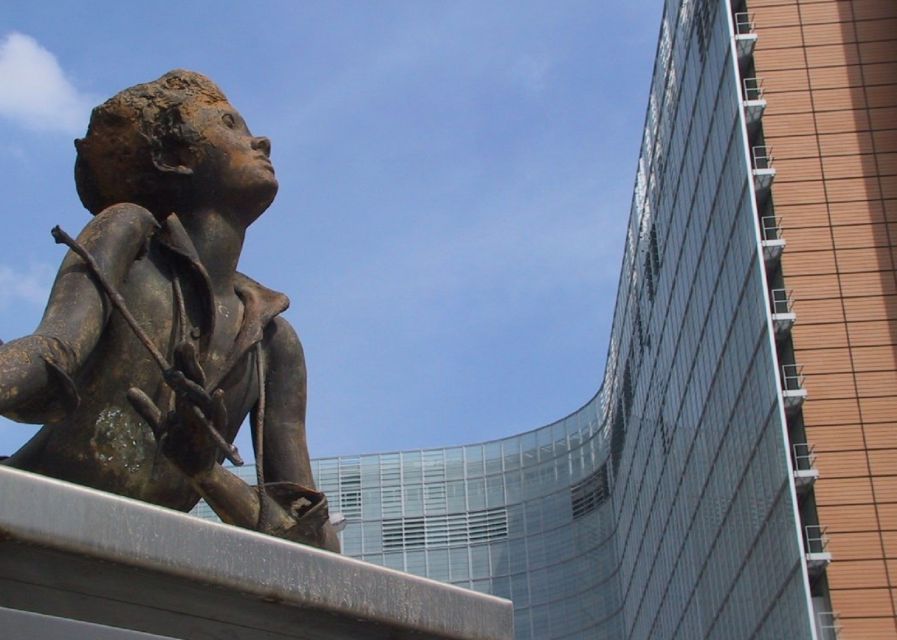 Brussels: Walking Tour from Central Station to Manneken Pis - Start at Brussels Central Station, then set your route with a local guide