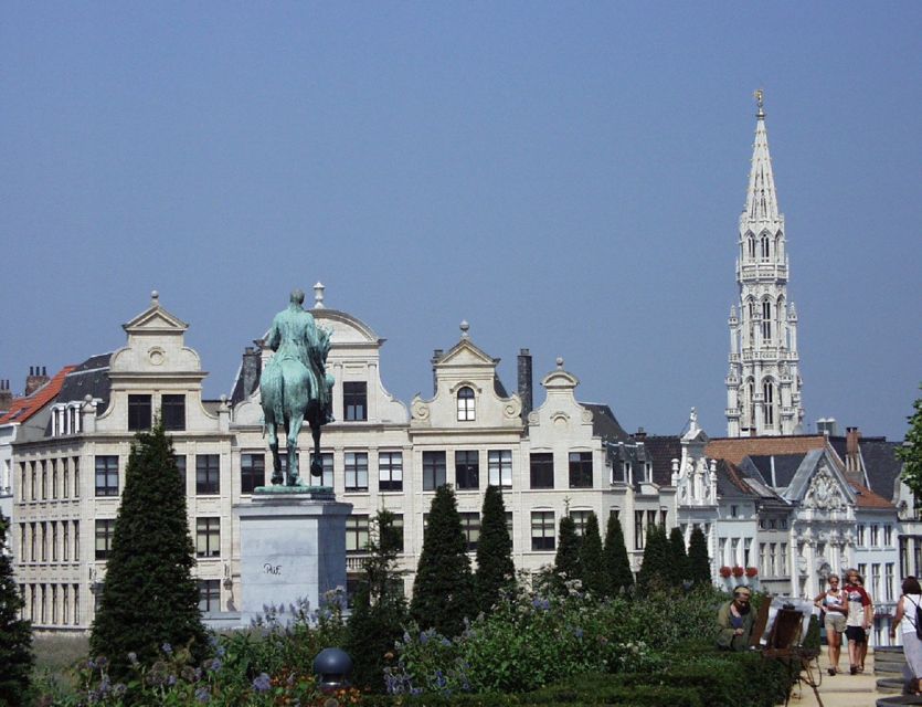 Brussels: Walking Tour from Central Station to Manneken Pis - European Parliament buildings: Commission and Council explained as you see them