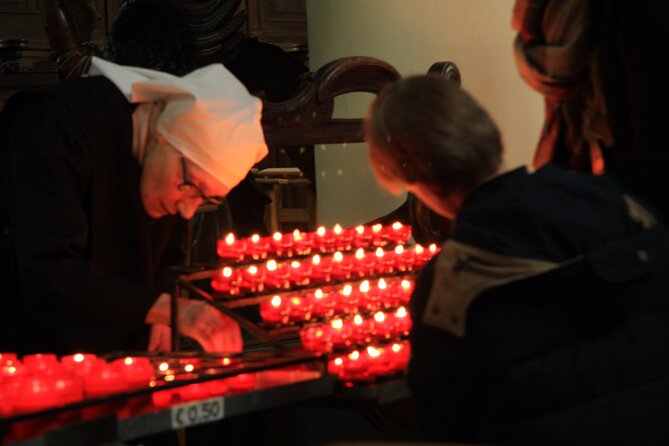 BRYGGJA ROMANTICA - 3 Hour Romantic Tour in Bruges - Stop 1: Staminee De Garre and the charm of a tiny street