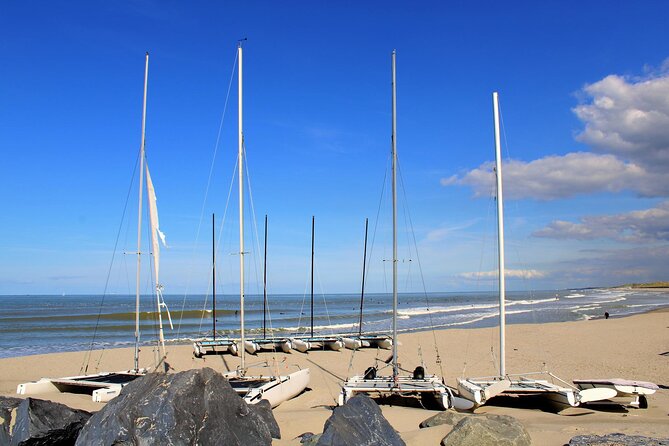 e-Scavenger hunt Ostend: Explore the city at your own pace - Zeeheldenplein and Arne Quinze’s Red Sculptures