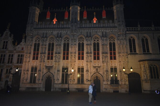 Evening Delights: Bruges Tour with Beer & Chocolate - Finding your guide at FNAC, and spotting them fast