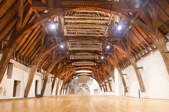 Exclusive Bruges Churches Tour: Admire Michelangelo’s Masterpiece - Stop 5: Basilica of the Holy Blood, the relic at the center