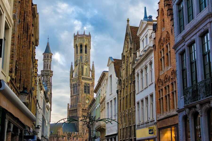 From Amsterdam: Bruges Day Trip in Spanish with Boat Option - Chocolate Shop Visit: What It Adds (and How to Use It)