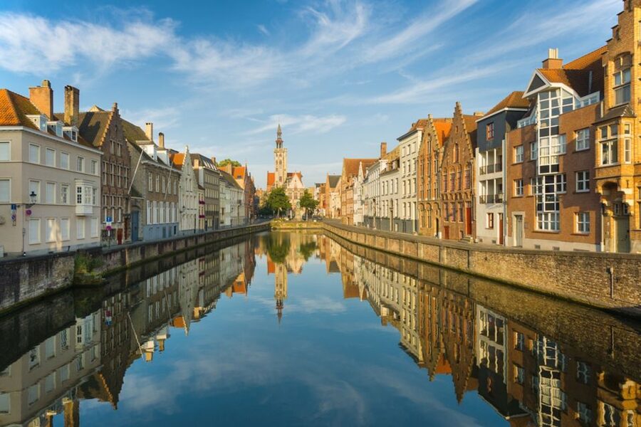 From Amsterdam: Day Trip to Bruges in Spanish or English - Getting oriented at the Lake of Love (Minnewater)