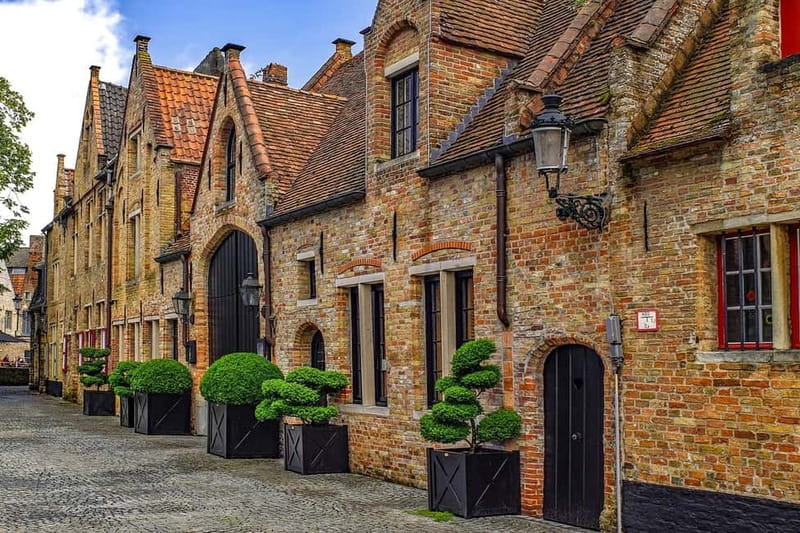 From Amsterdam: Private Sightseeing Tour to Bruges - Lunch and the restaurant break: use it strategically