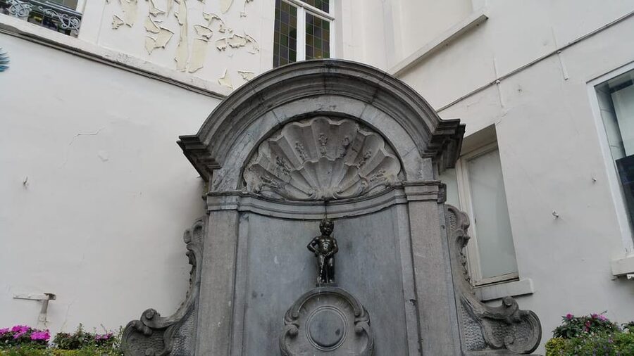 From Amsterdam: To Brussels - Travel as a VIP - Manneken Pis: the tiny statue with big photo power