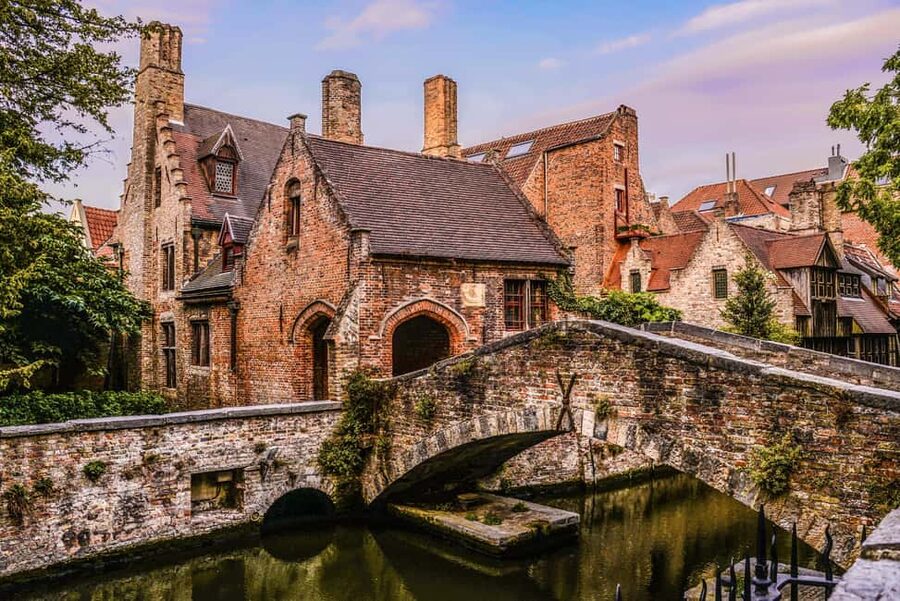 From Brussels: Bruges by Train with Guided Tour & Boat Ride - The Guided Walking Tour: How You Get Your Bearings in Bruges