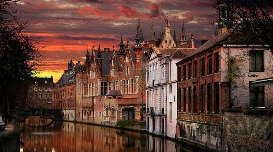 From Brussels: Bruges Day Trip with Boat Tour Option (ENG) - Free time in Bruges: lunch, chocolates, and choosing your own loop