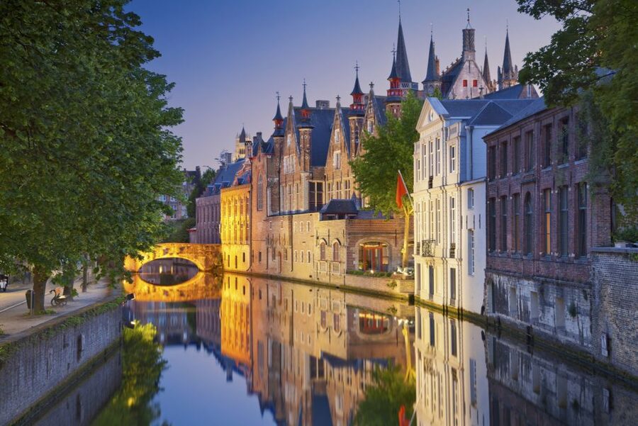 From Brussels: Bruges Day Trip with Boat Tour Option (ES) - Getting oriented fast in the UNESCO center with a live guide