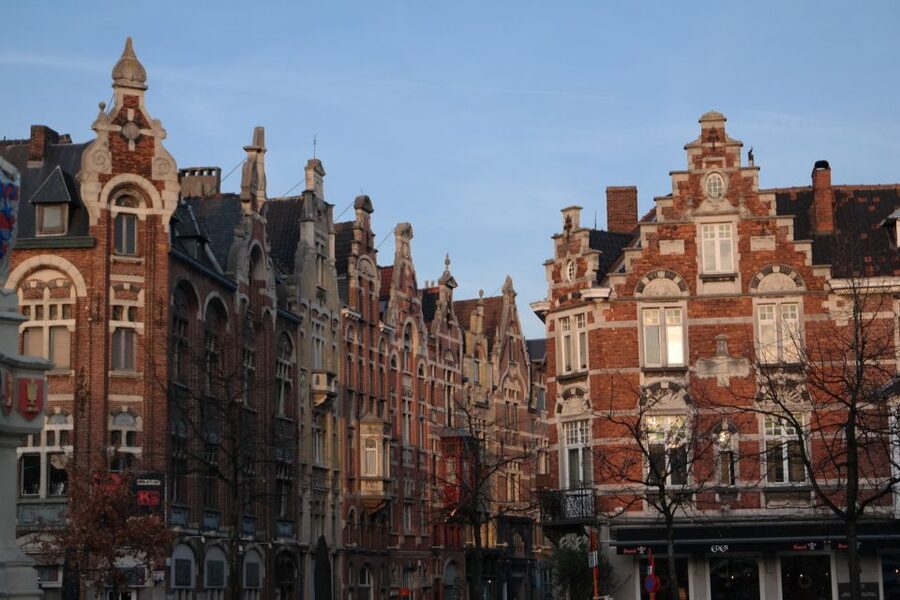 Ghent: Walking Tour from Friday Market to the Cathedral - Meeting at Sint-Jakobskerk and getting your bearings fast